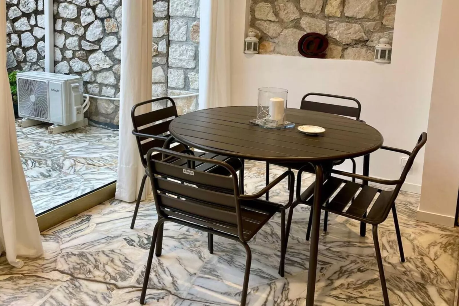 Studio cosy près du Cap d'Antibes & plages de sable-Eetkamer