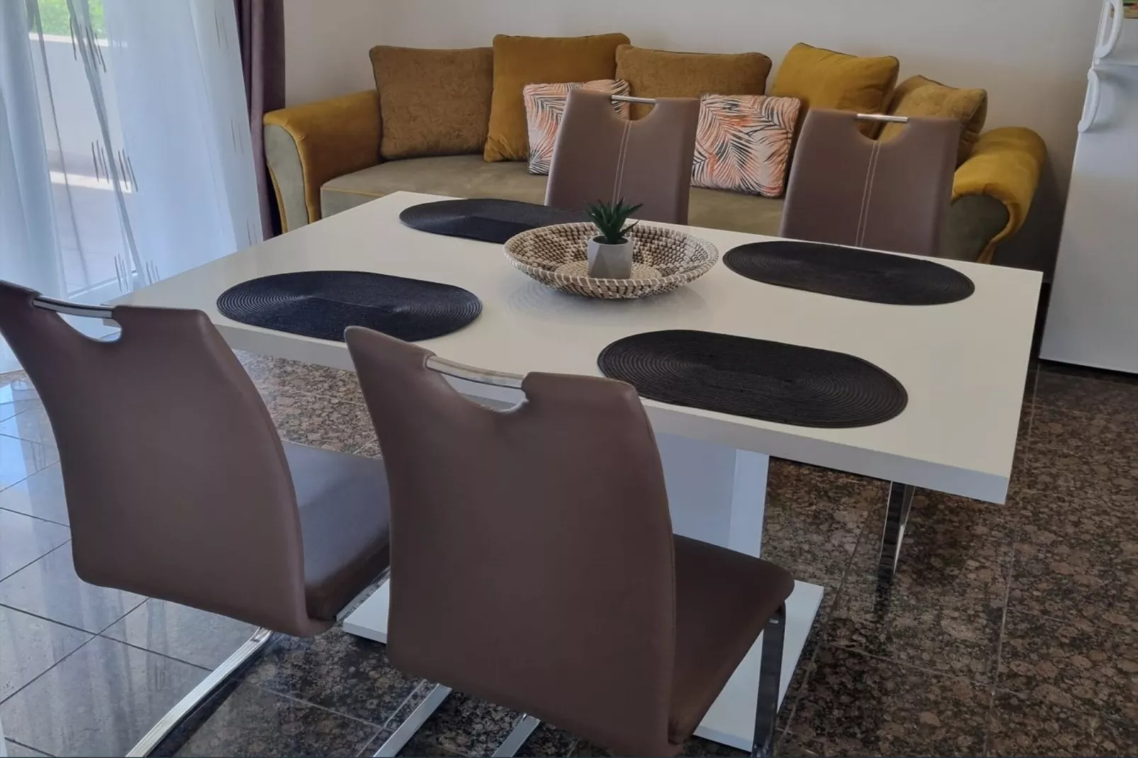 Appartemtent LUG 2 / 55qm AP9-Eetkamer