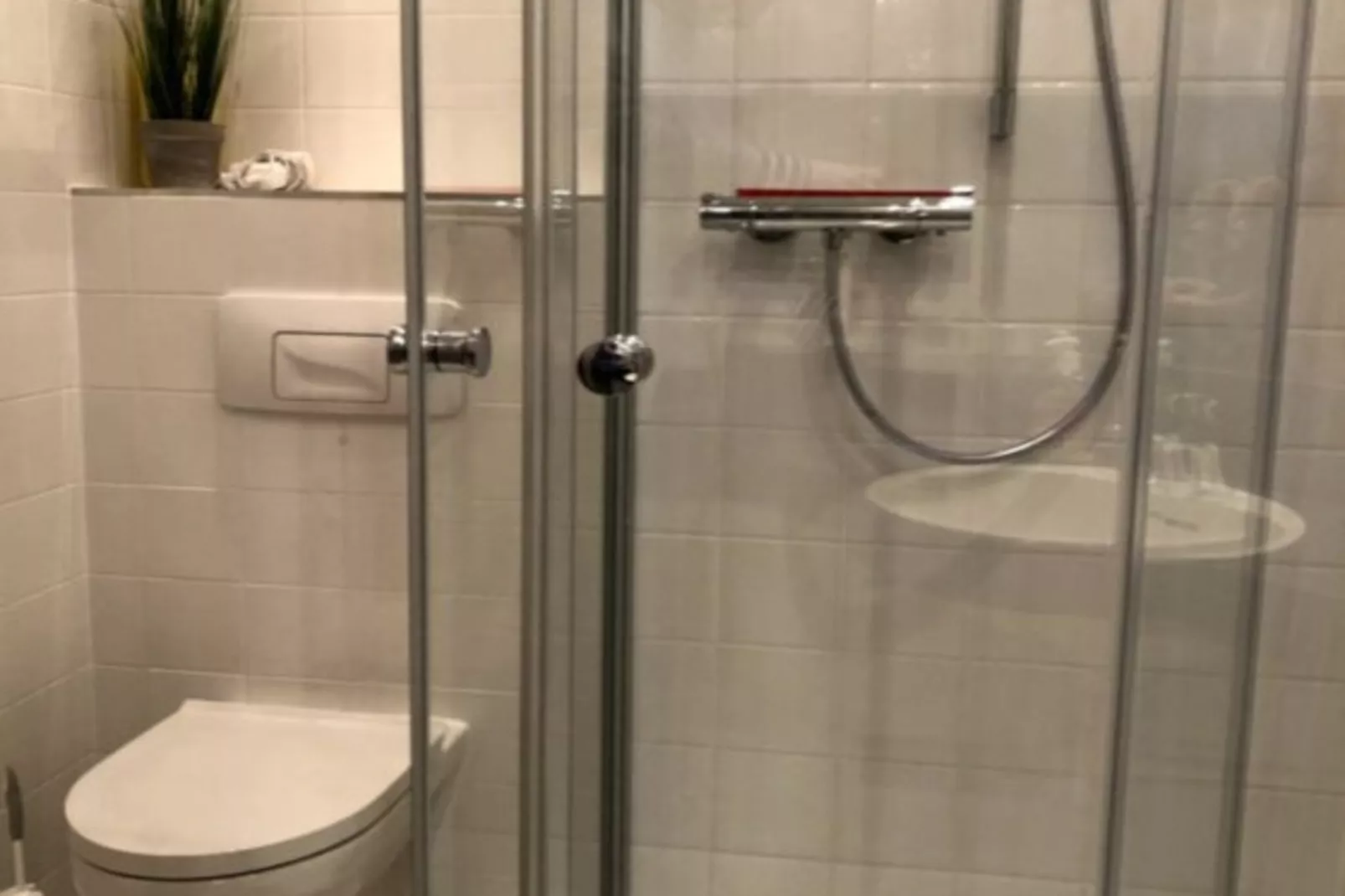 EG Links Haus 4 Nr 9-Badkamer