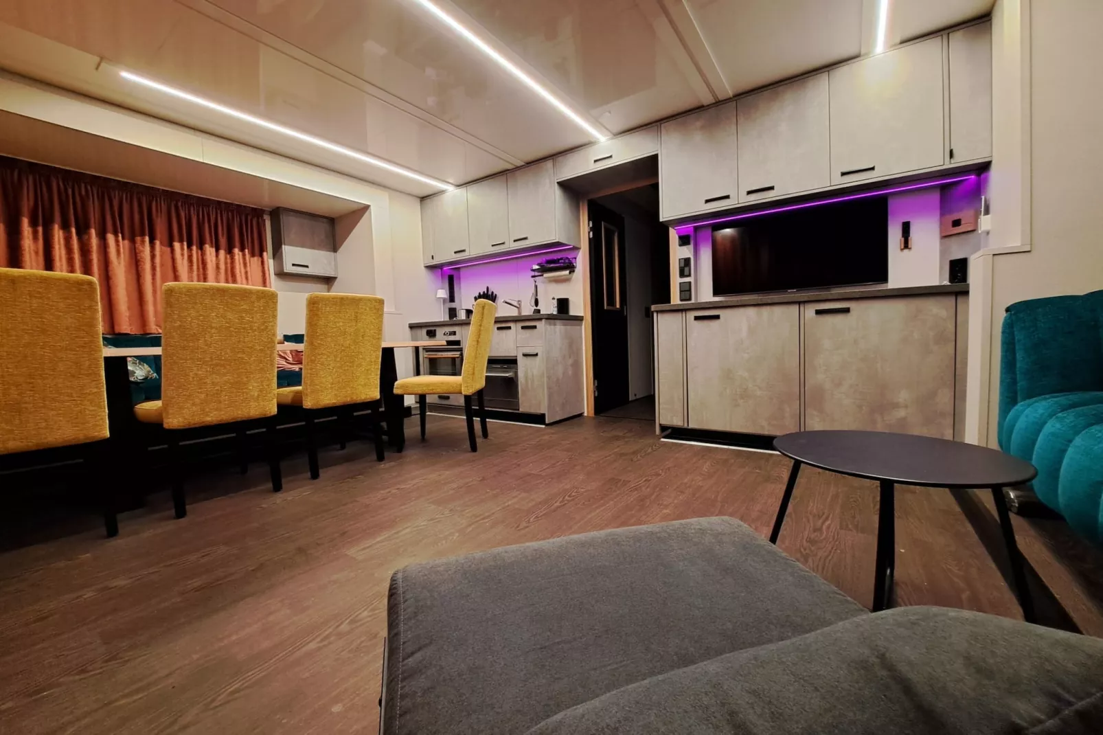 Hausboot Tegel-Woonkamer