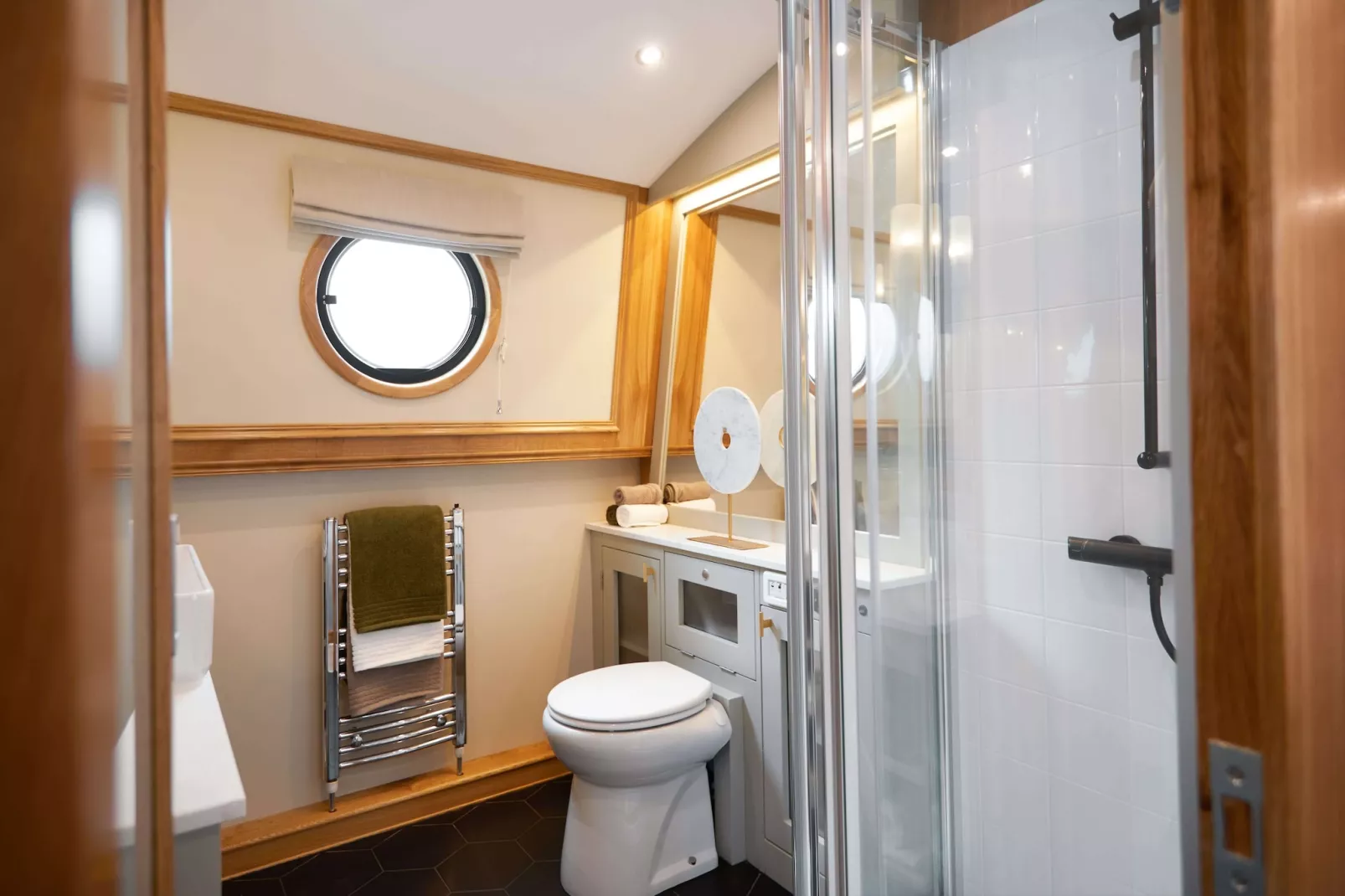 Wohnschiff Madame President-Badkamer