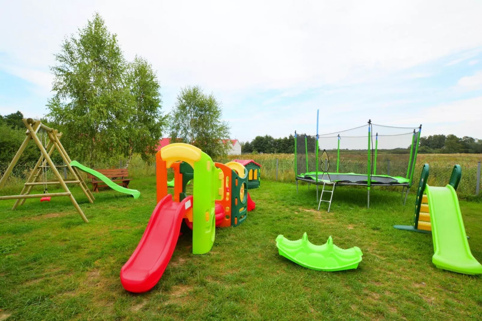 Domki wakacyjne przy basenie Jarosławiec - Tuinen zomer