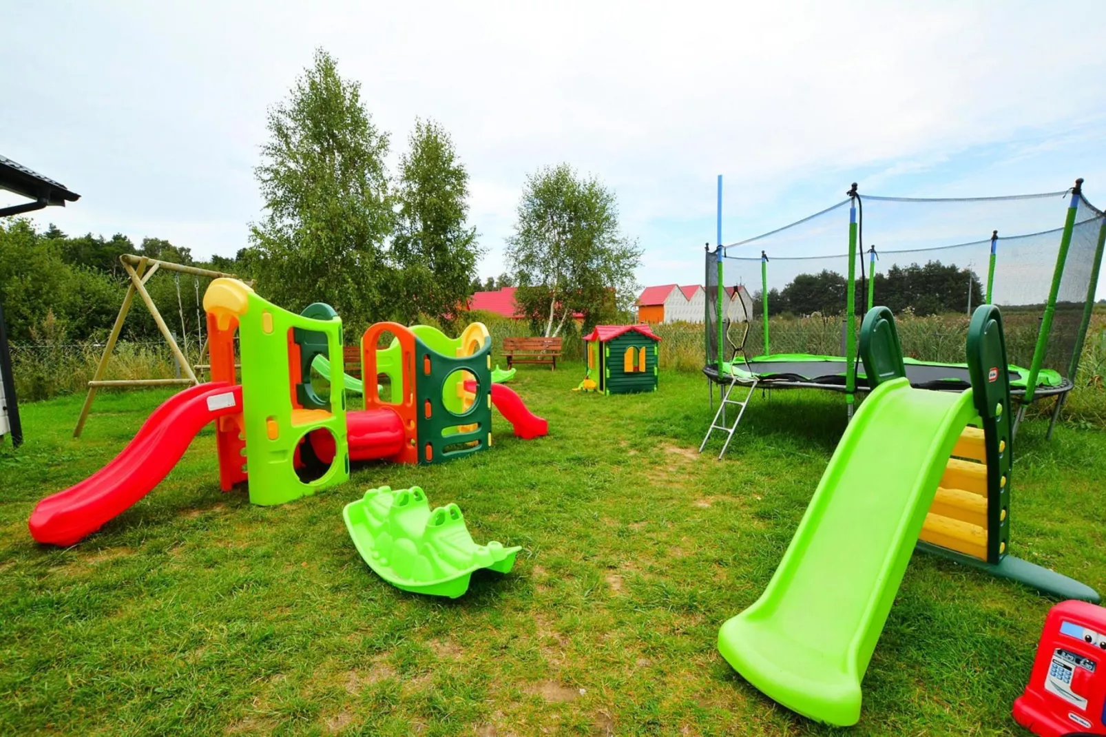 Domki wakacyjne przy basenie Jarosławiec - Tuinen zomer