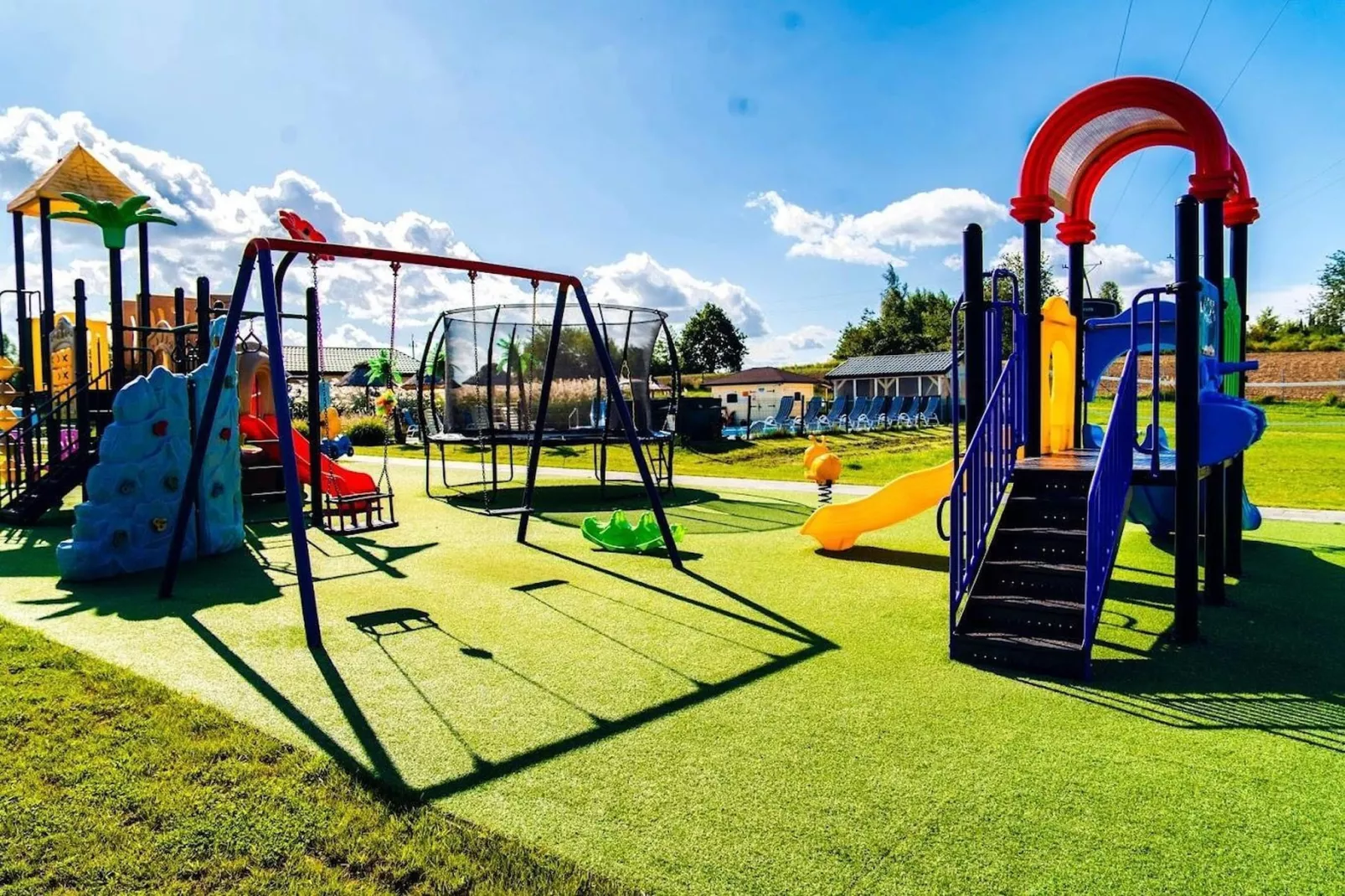 Parterowy domek 4-os Ustronie Morskie - Tuinen zomer