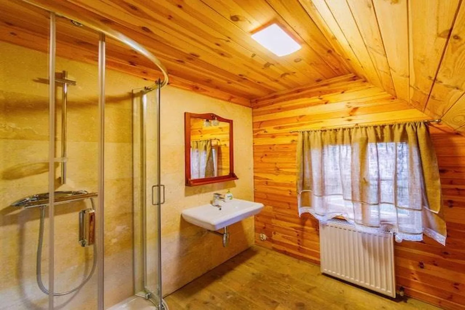 Dom przy drodze Skansen dla 10 osób Bełczna-Badkamer