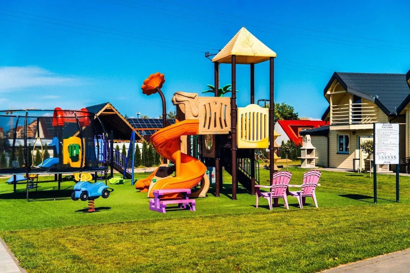 Parterowy domek 4-os Ustronie Morskie - Tuinen zomer