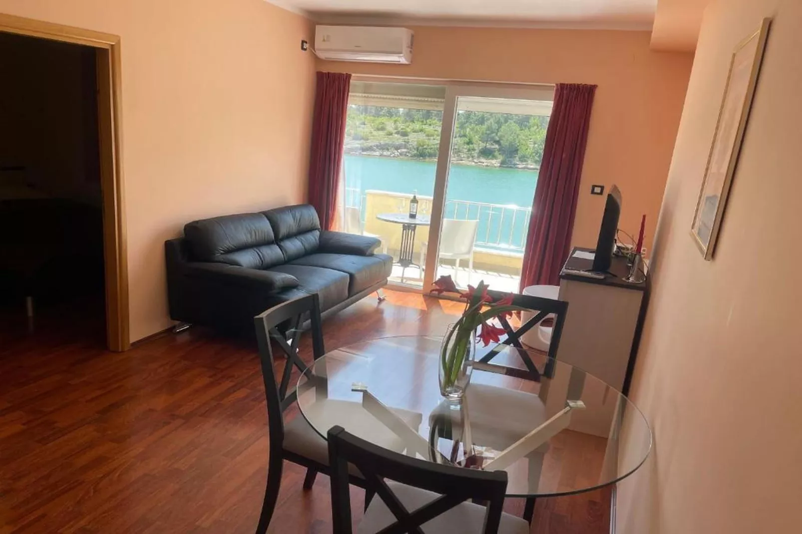 Apartment with Pool View