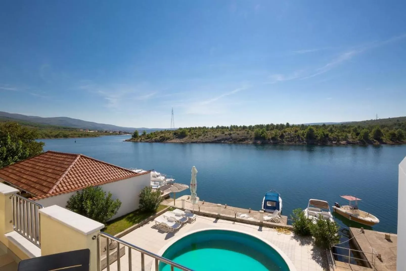 Apartment with Pool View-Uitzicht zomer
