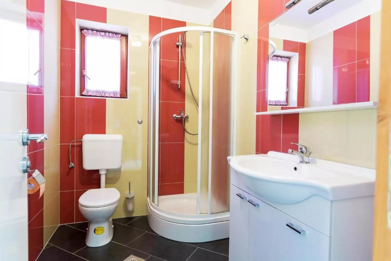 Apartment with Pool View-Badkamer