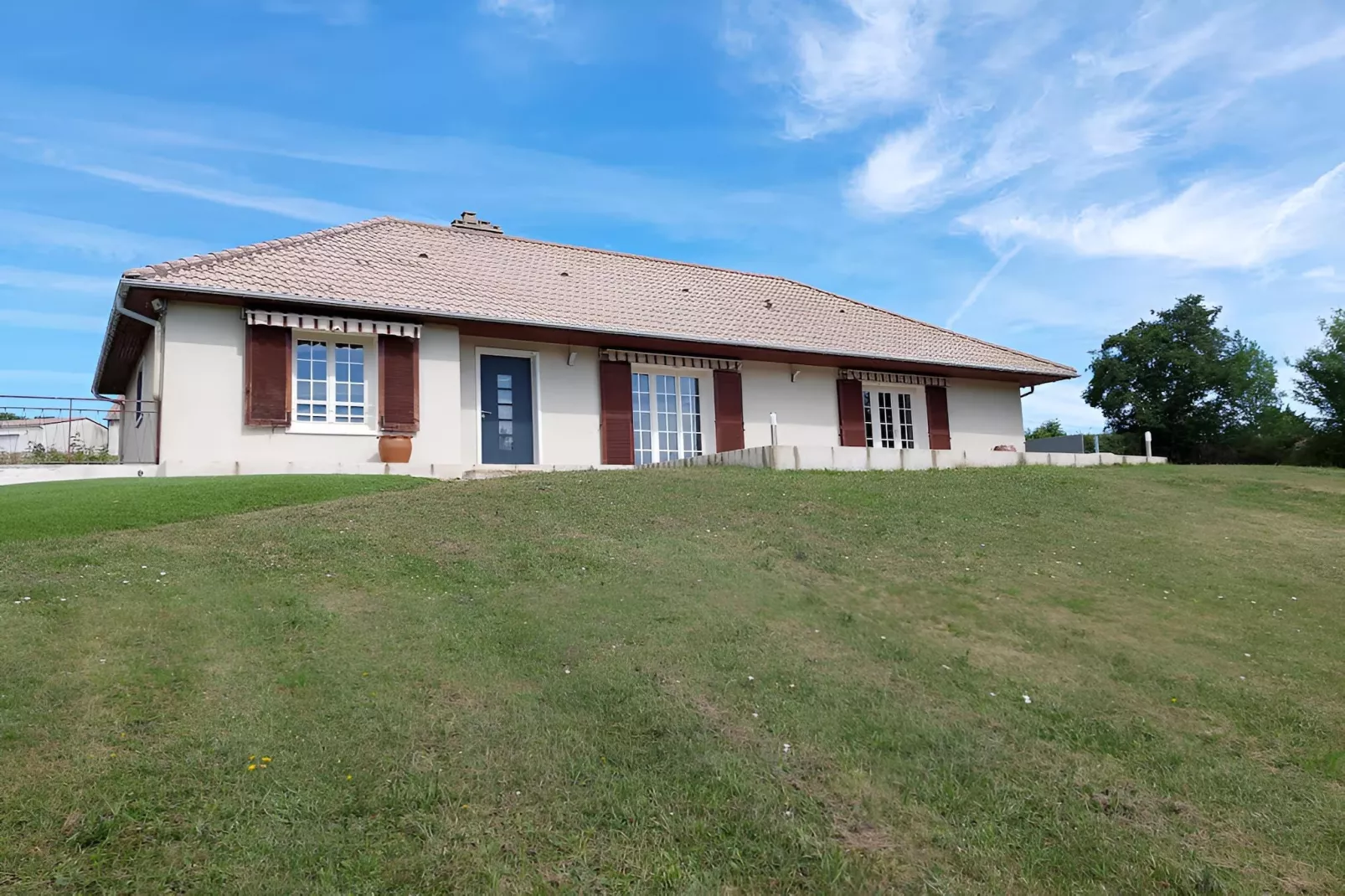 Gîte Les Charmes-Buitenkant zomer