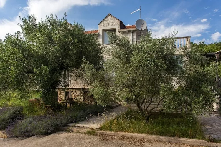 Apartments Villa Maslina - One-Bedroom Apartment with Terrace and Garden View-Buitenlucht