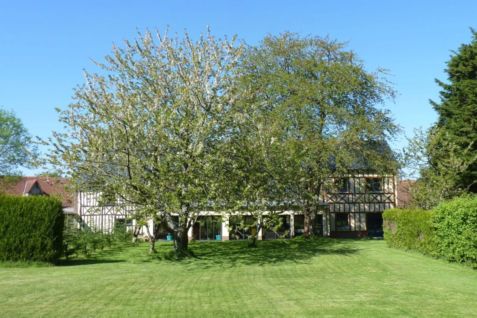 Semi-detached house Rieux - 8 pers - Tuinen zomer