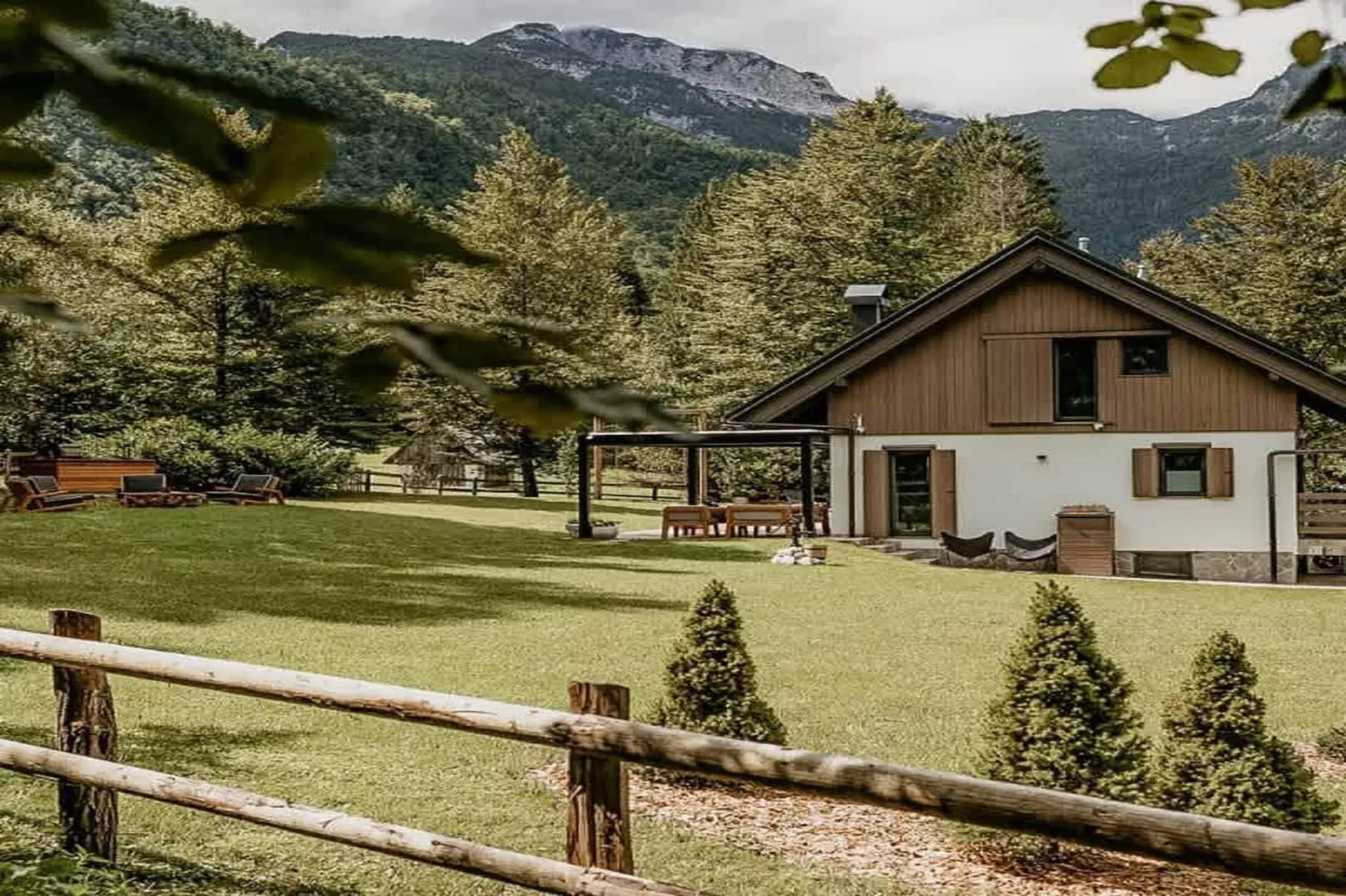 Chalet de luxe jacuzzi et sauna au Lac de Bohinj-Buitenkant zomer