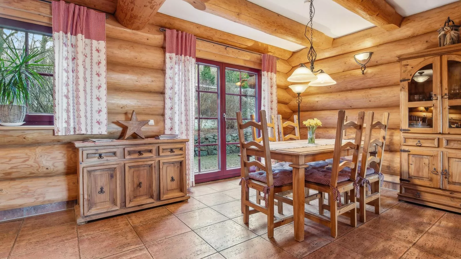 Naturstammhaus-Eetkamer