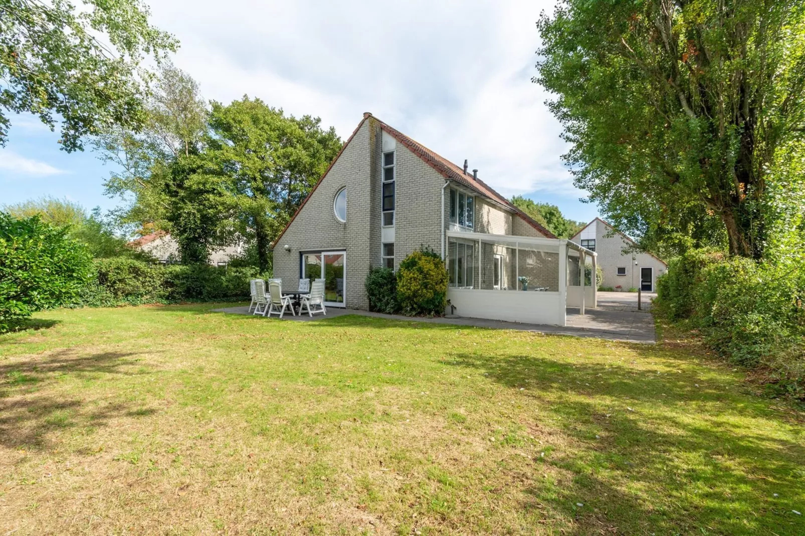 Ooghduyne 75 - Buitenkant zomer