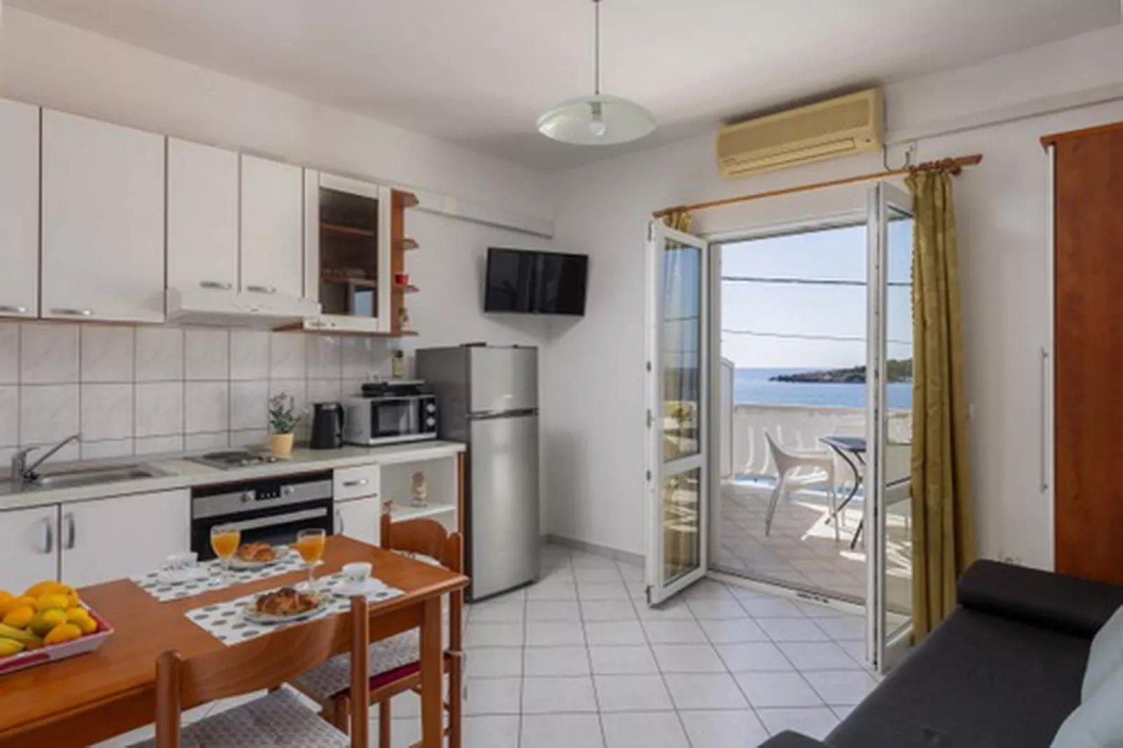 House Rašica - One Bedroom Apartment with Terrace and Sea view (3)-Eetkamer