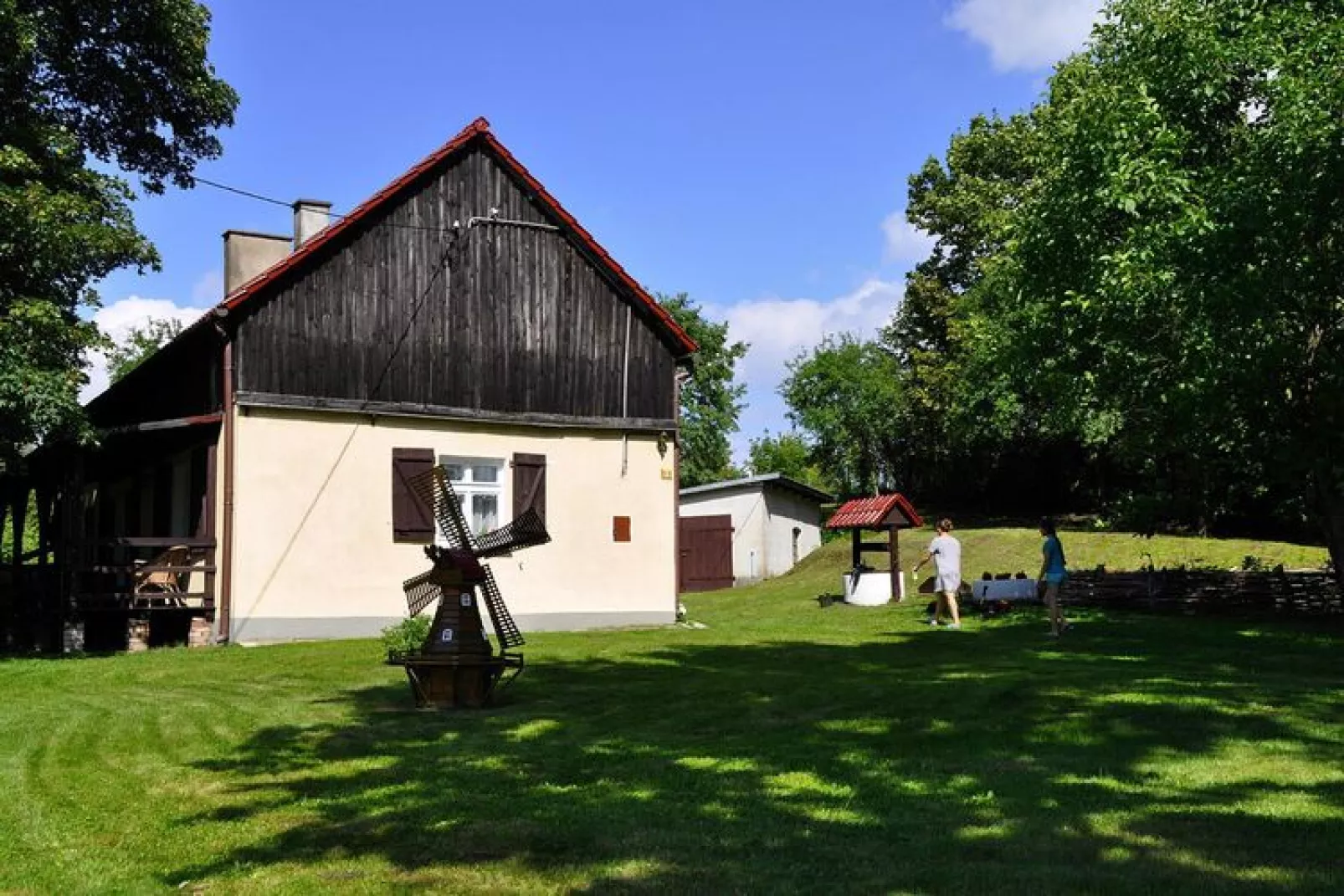 Żółty Dom Grąbczyn-Tuinen zomer