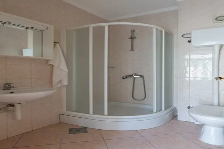 House Rašica - One Bedroom Apartment with Terrace and Sea view (3)-Badkamer