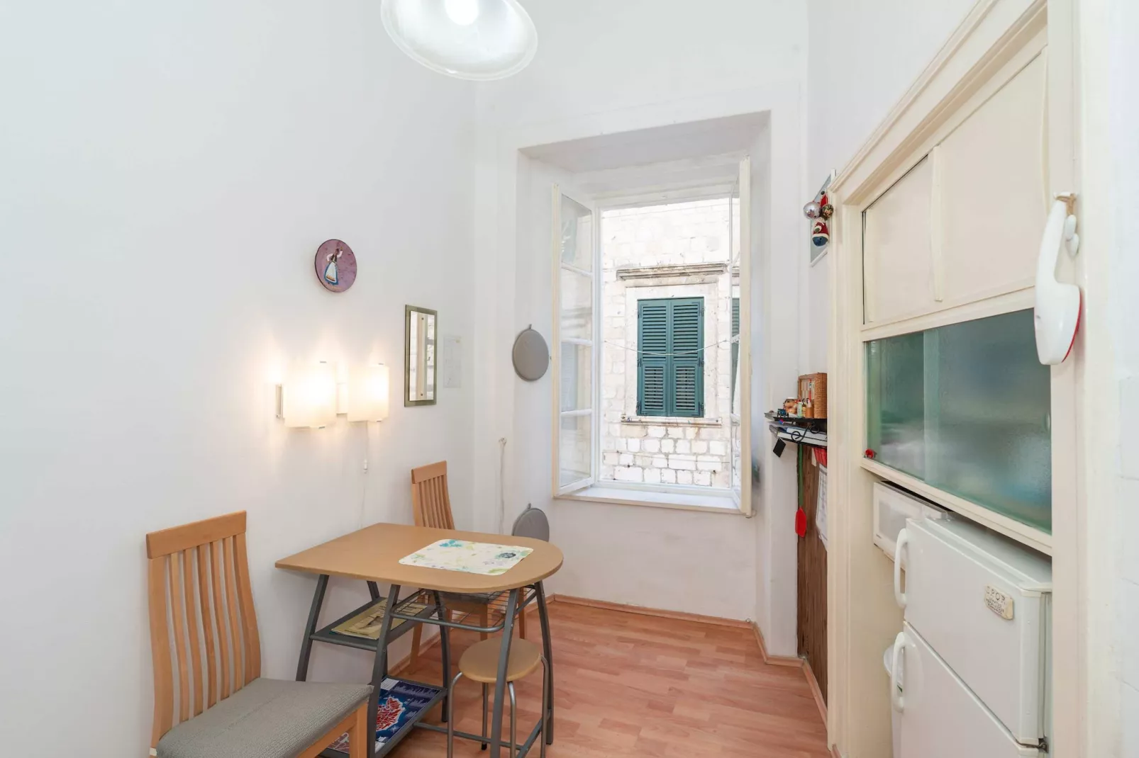 Two Stars Two Beds Downtown Apartment - One-Bedroom Apartment