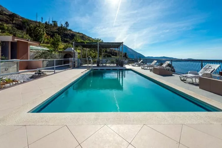 Apartments Klis -Two-Bedroom Apartment with Terrace