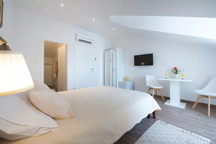 Apartments Horizon - Double Room with  Balcony and Sea  View