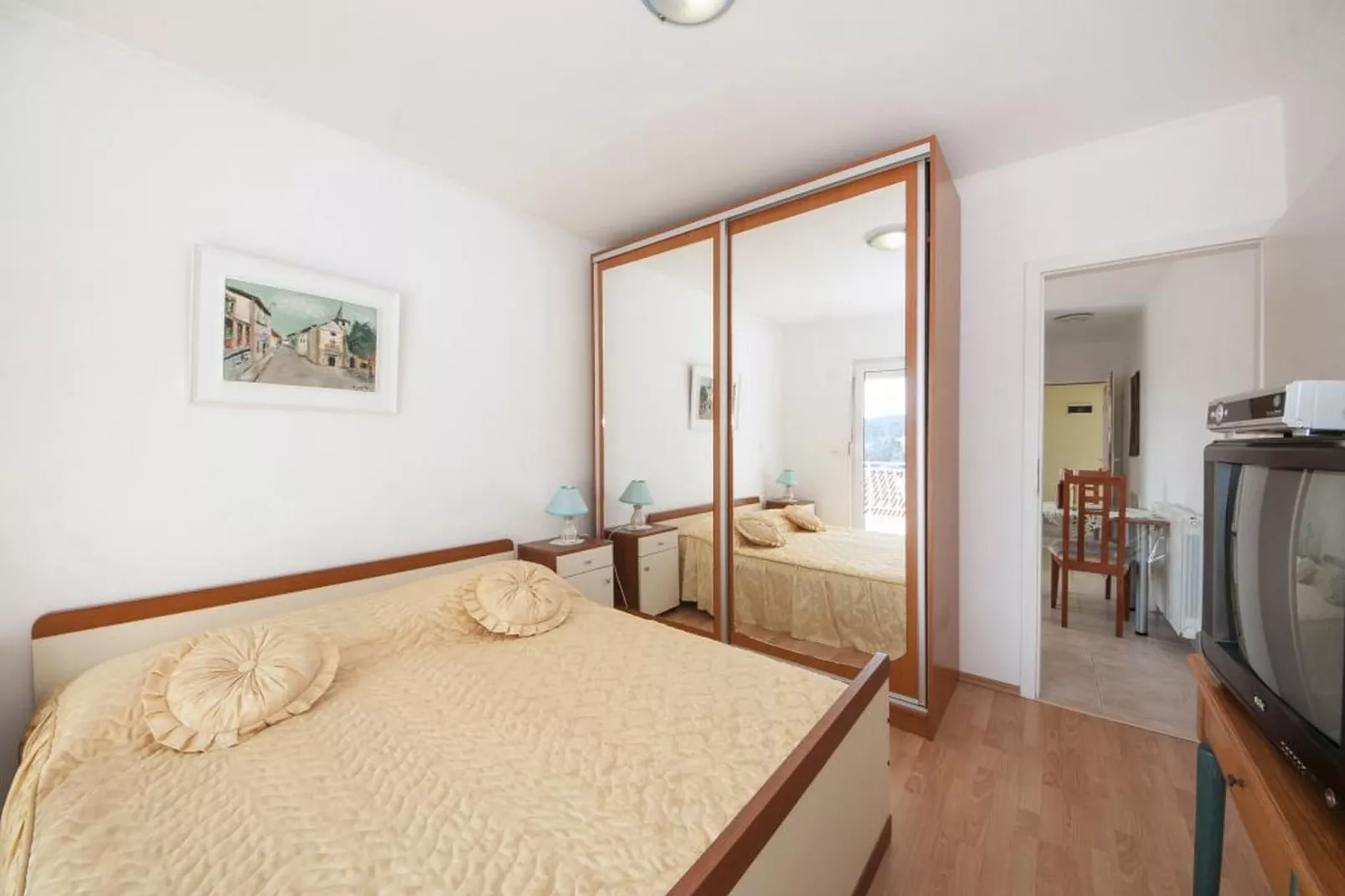 Bertie's Lodge - One Bedroom Apartment  with Terrace and Sea View(A2)