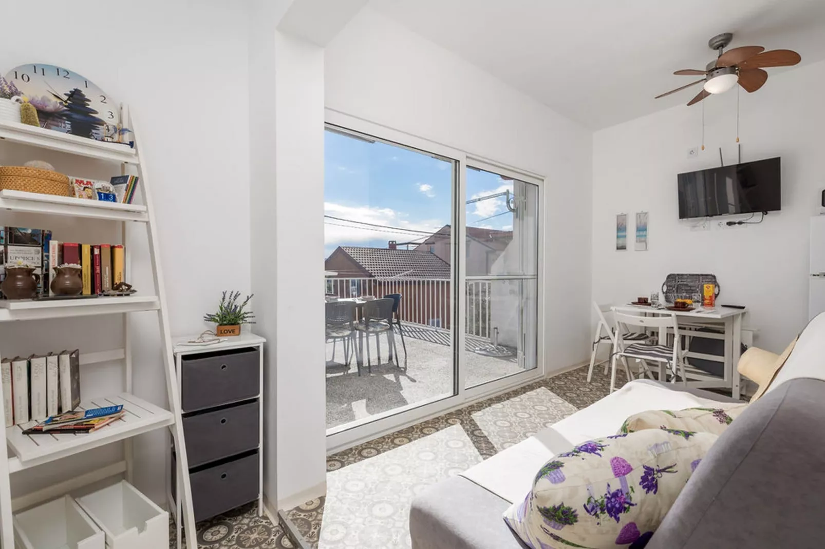 Apartments Sun 4 You - One Bedroom Apartment with Terrace and Sea View (Apartment 1) - Woonkamer