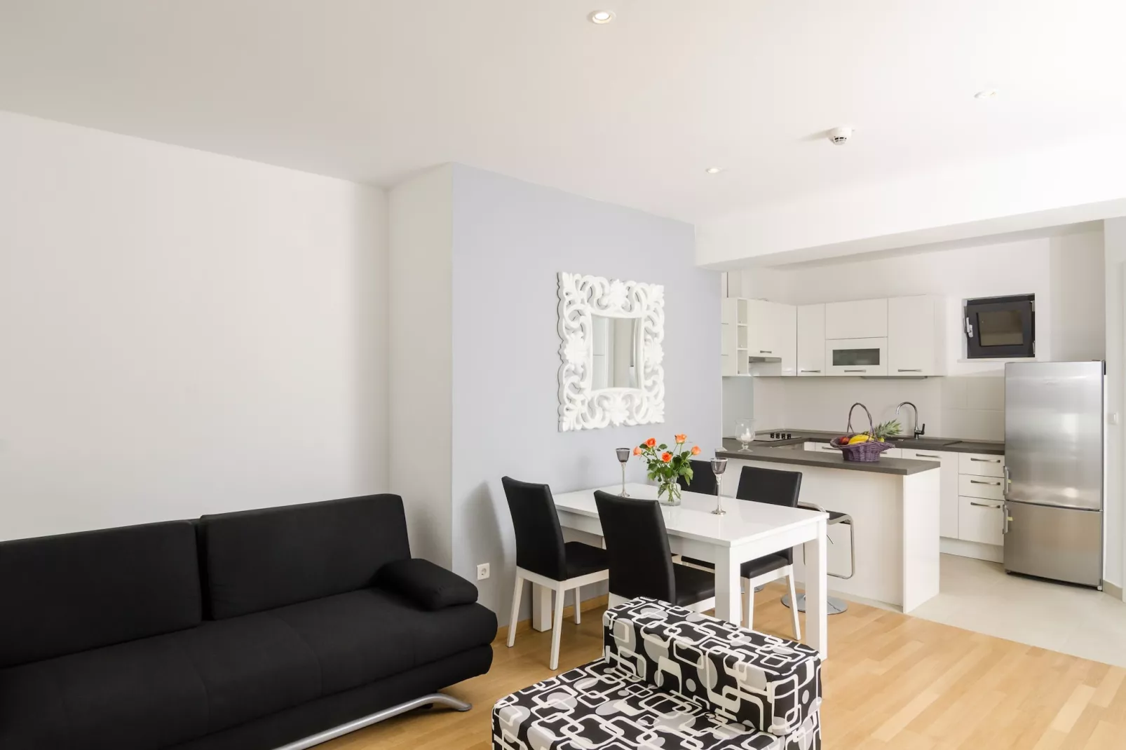 Apartment Atlant - One Bedroom Apartment with Balcony and Side Sea View-Woonkamer