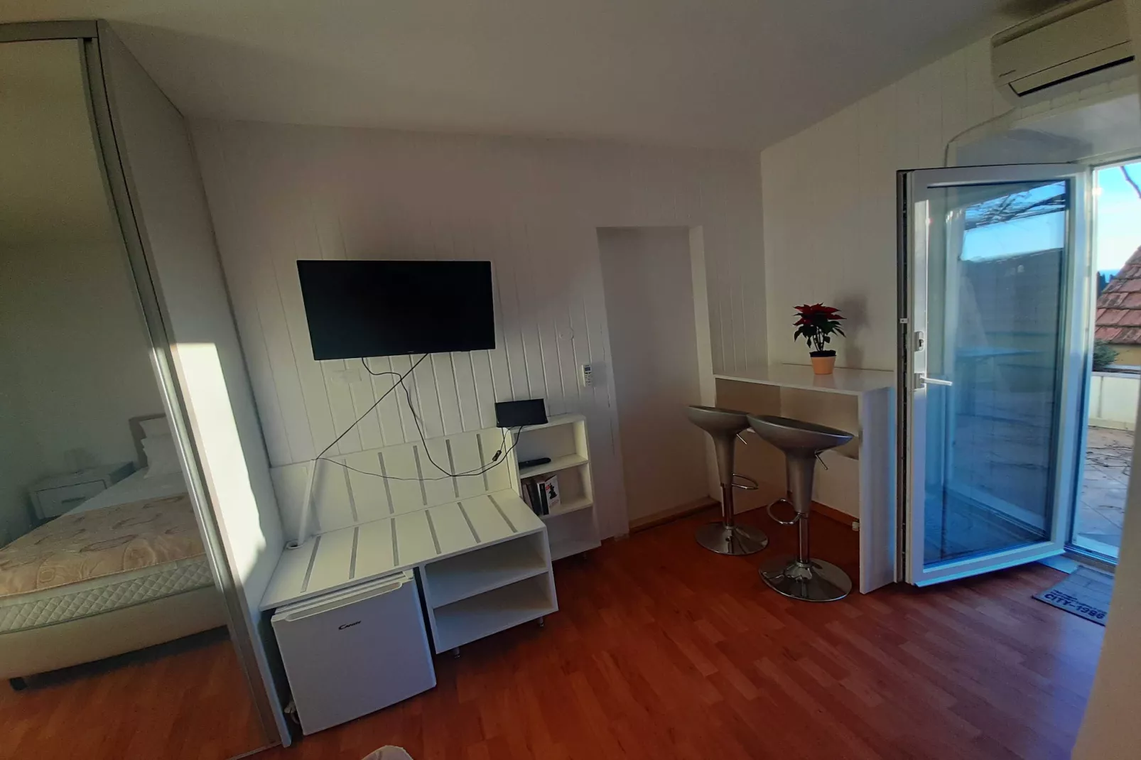 Guest House Luce- Double Room with Terrace and Sea View-Binnen