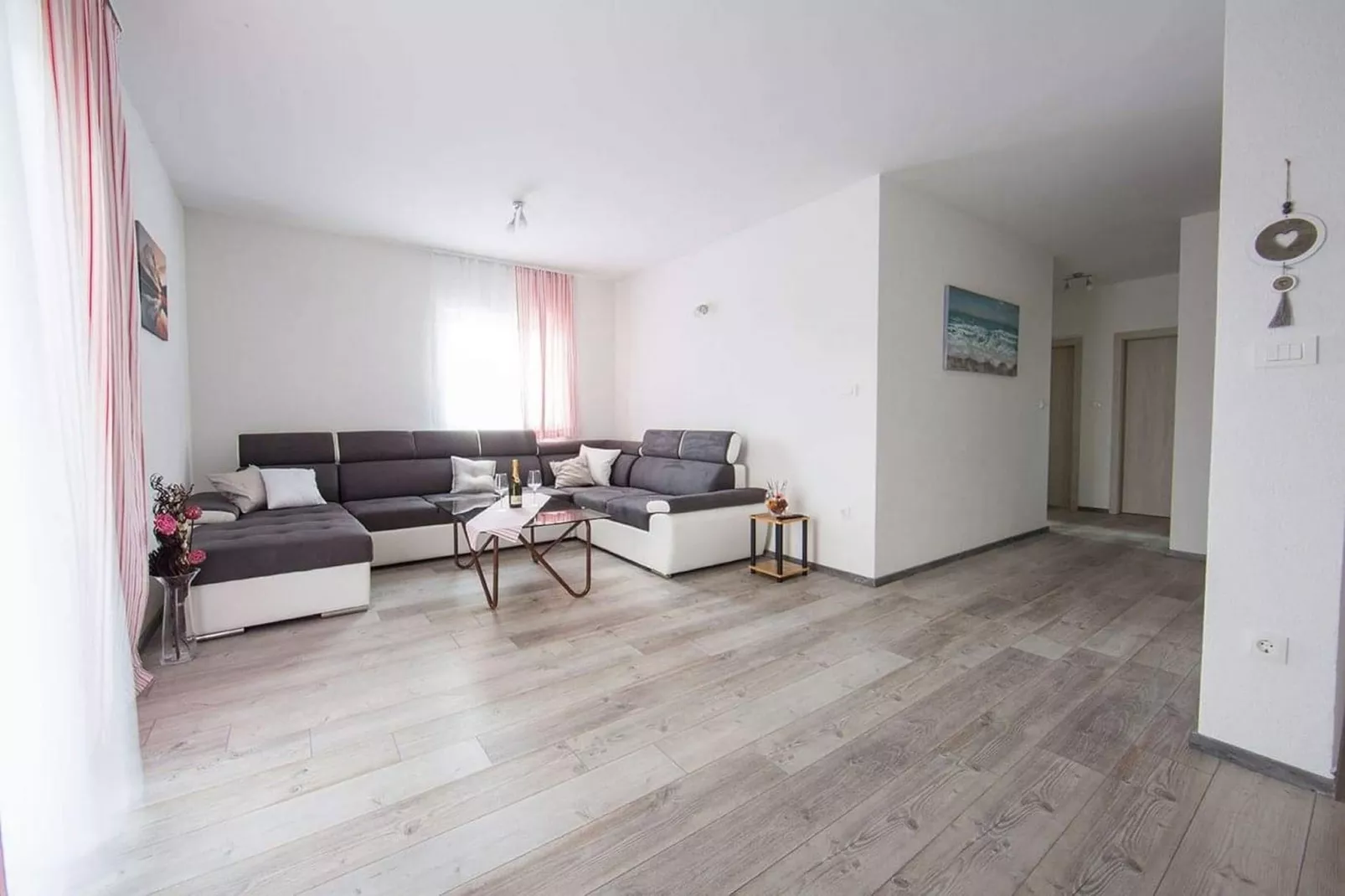 Holiday Home J&D No.3-Six Bedroom House  with Pool-Woonkamer