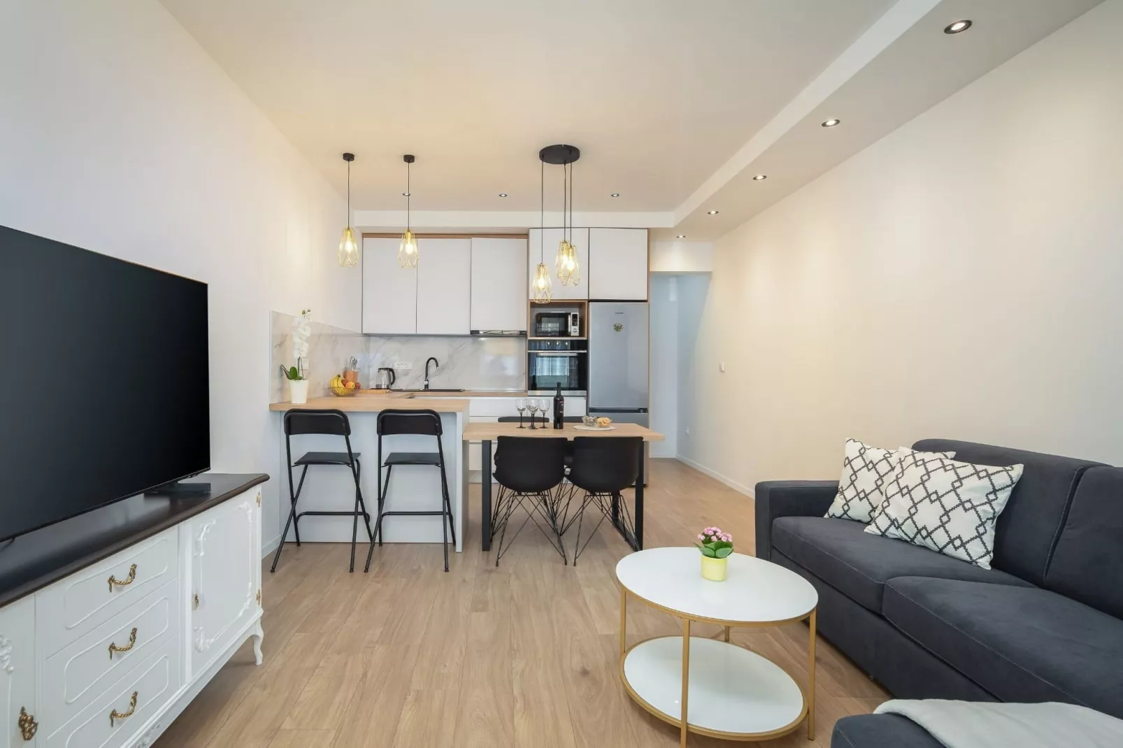 Apartments Tomas- Standard One Bedroom Apartment with Balcony (A2)-Woonkamer