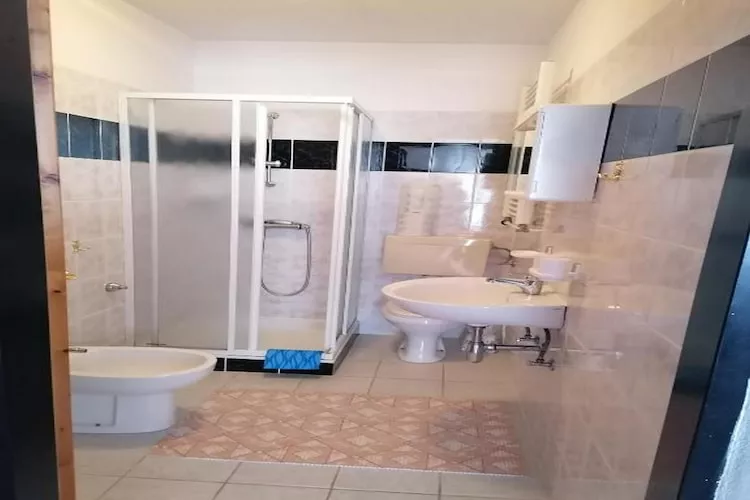 House Panorama - One Bedroom Apartment with Balcony and Sea View (Apartman 4)-Badkamer