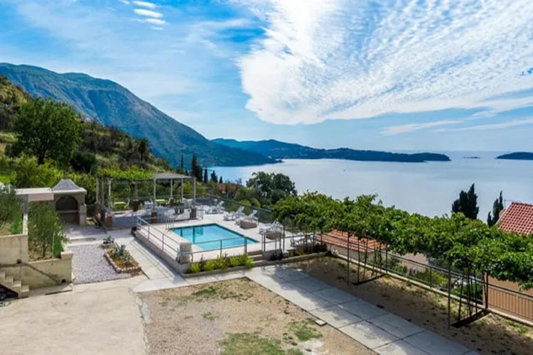 Apartments Klis -Two-Bedroom Apartment with Terrace - Zwembad