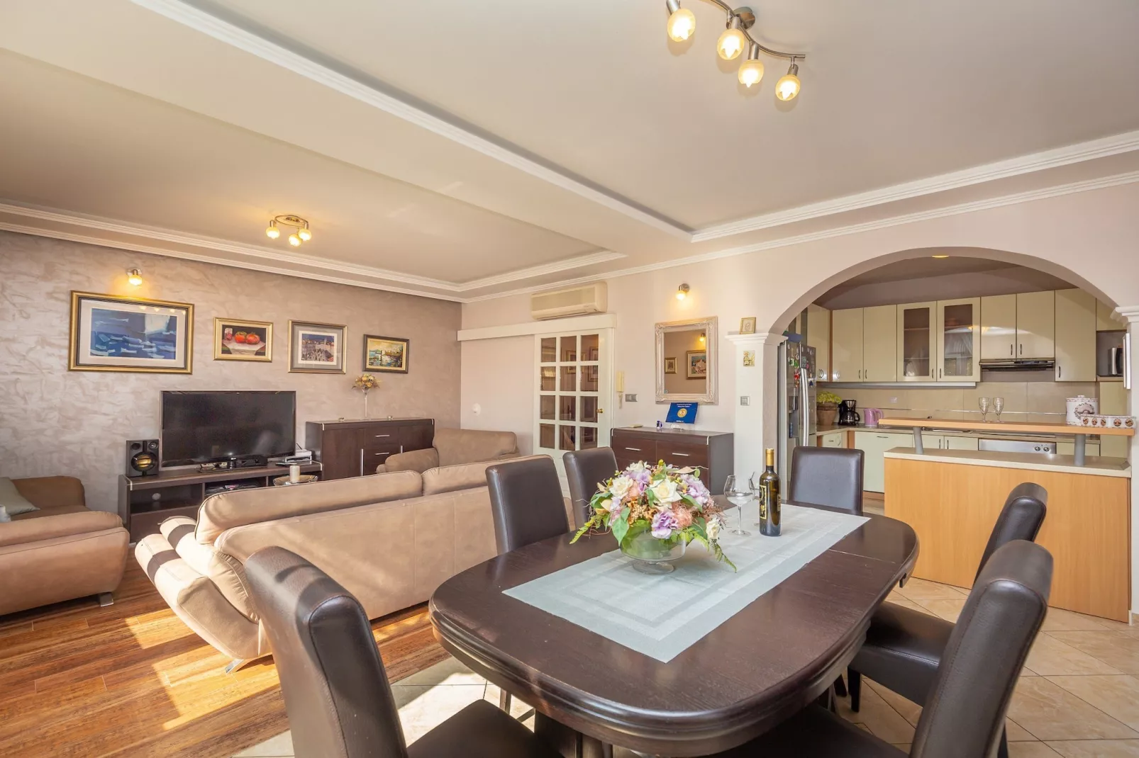 Holiday Home Trojković- Four Bedroom Holiday Home with Terrace and Swimming Pool-Eetkamer