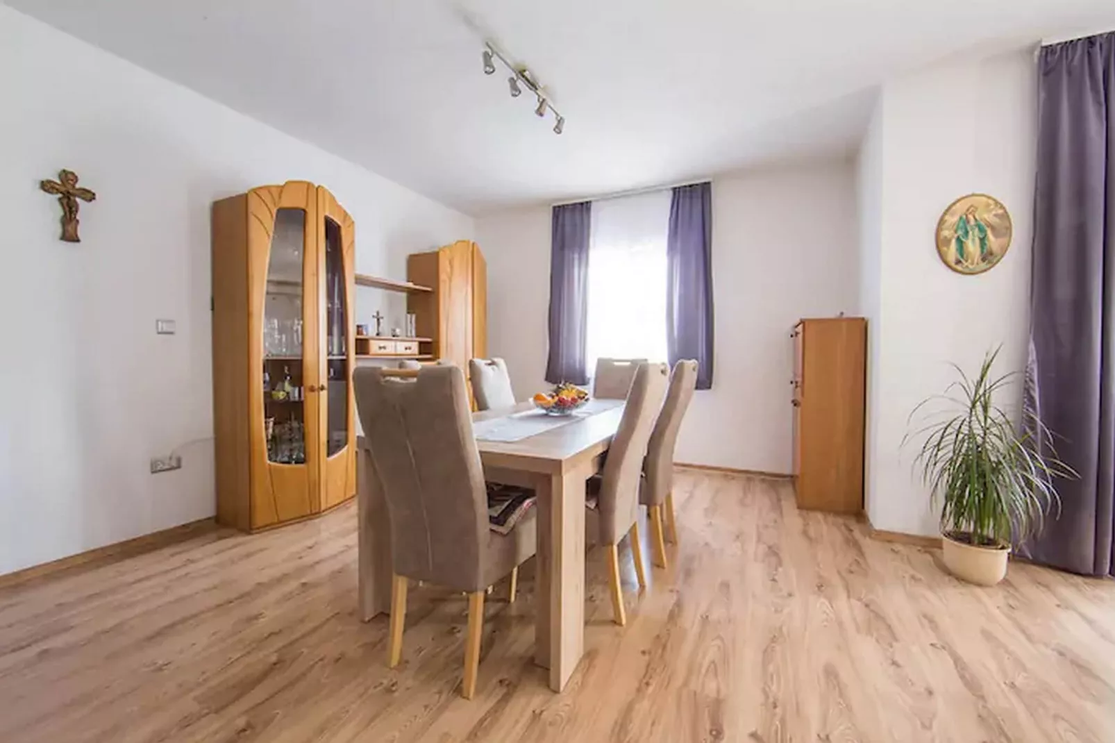 Holiday Home J&D No.3-Six Bedroom House  with Pool-Eetkamer