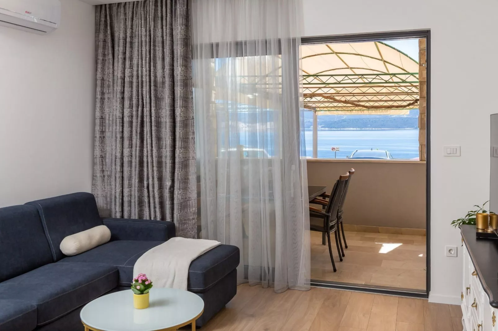 Apartments Tomas- Standard One Bedroom Apartment with Balcony (A2)-Woonkamer