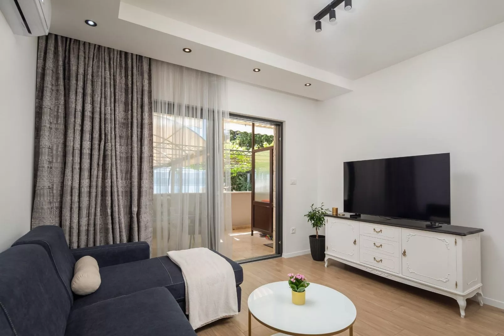 Apartments Tomas- Standard One Bedroom Apartment with Balcony (A2)-Woonkamer