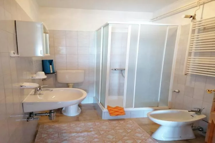 House Panorama - One Bedroom Apartment with Balcony and Sea View (Panorama blick)-Badkamer