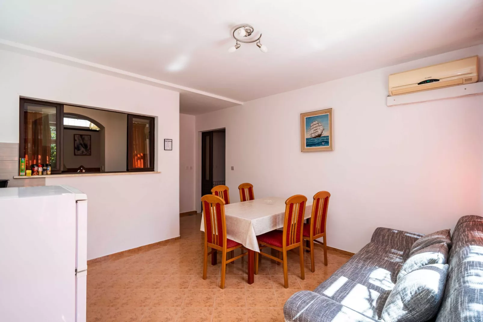 Apartments Klis -Two-Bedroom Apartment with Terrace - Woonkamer