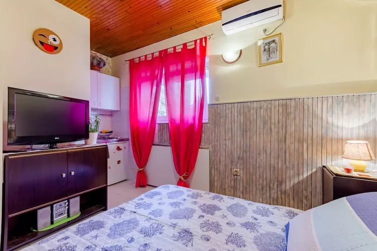 Studio Apartment Silvana (ST) - Studio Apartmen near the Park-Woonkamer