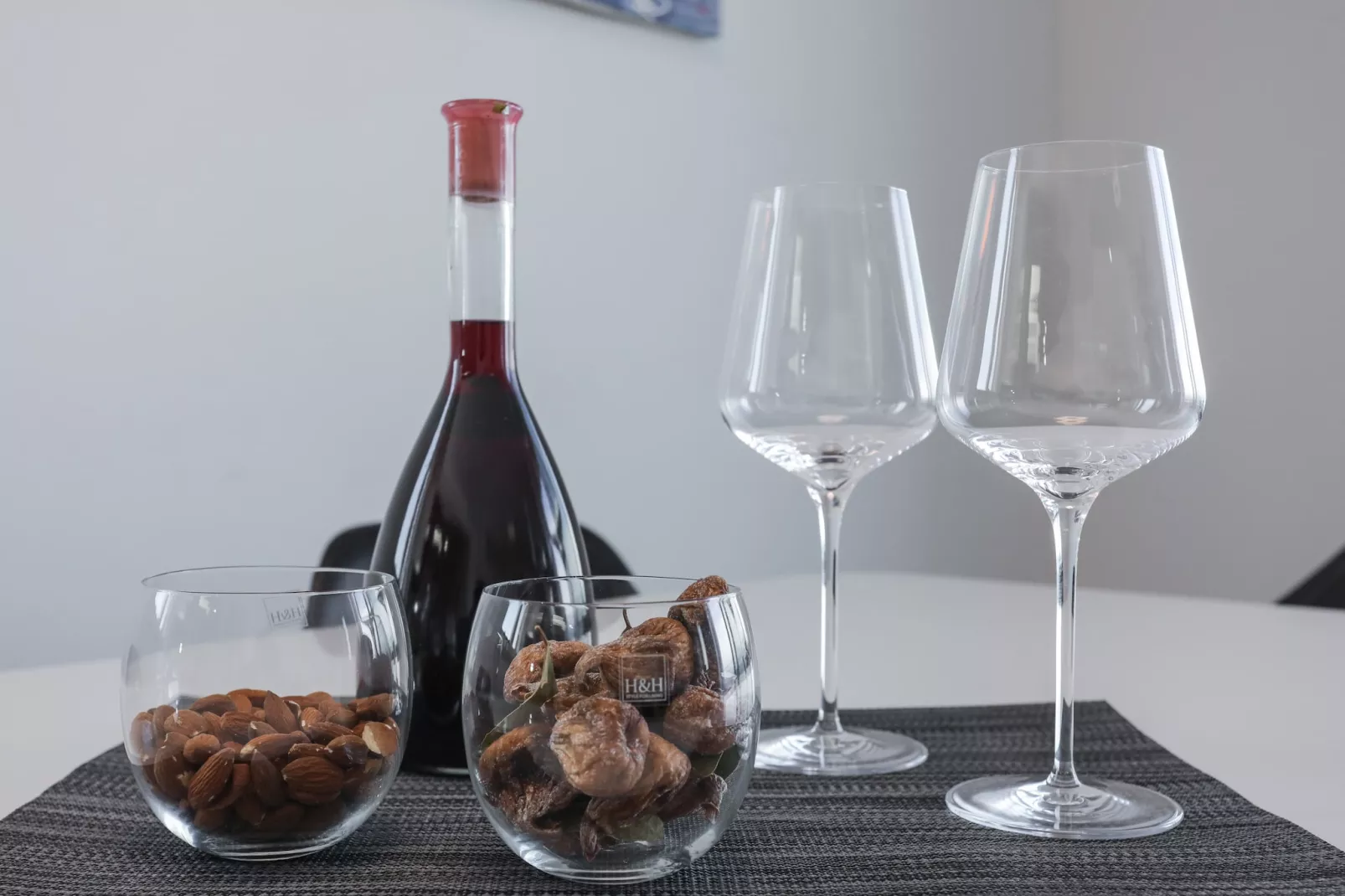 Apartment M&J - Comfort Two Bedroom Apartment with Terrace and Sea View (Škaro)-Eetkamer