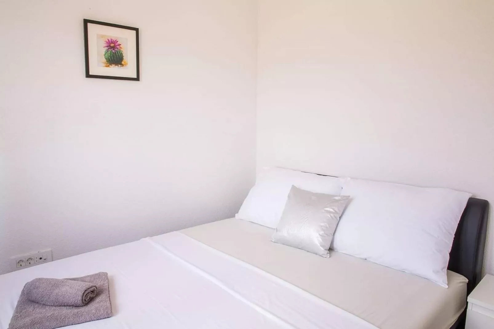 Holiday Home J&D No.3-Six Bedroom House  with Pool-Slaapkamer