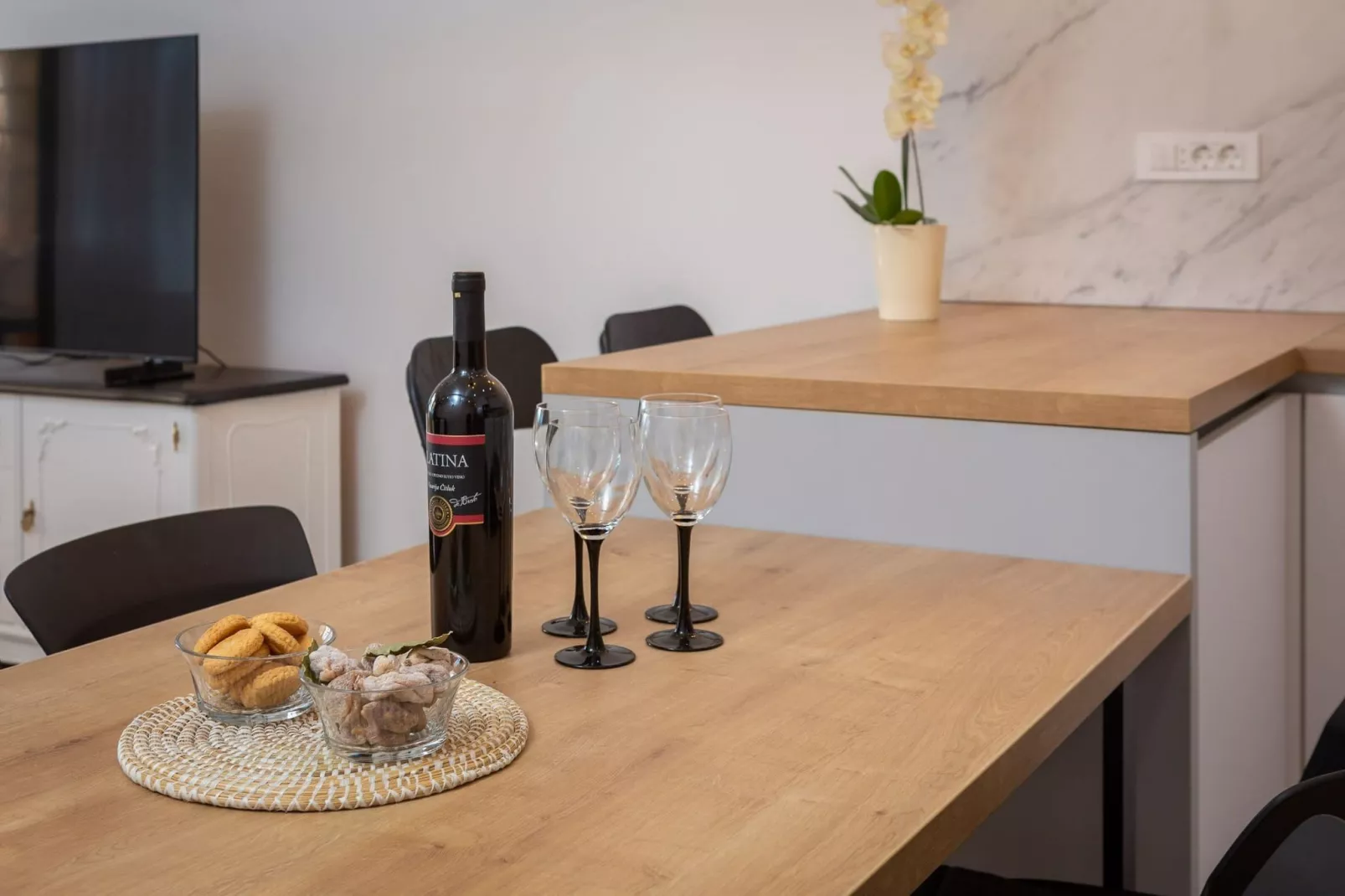 Apartments Tomas- Standard One Bedroom Apartment with Balcony (A2)-Eetkamer