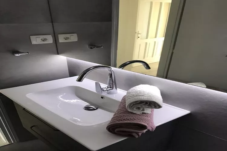 Apartments Korčula - One Bedroom Apartment with Terrace and Sea View-Badkamer