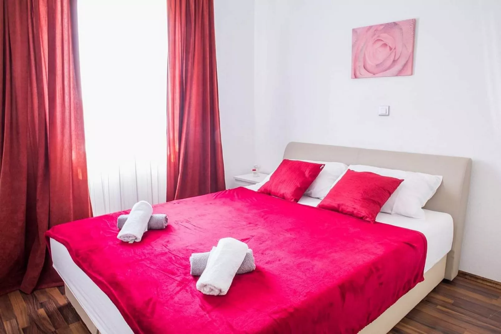 Holiday Home J&D No.3-Six Bedroom House  with Pool-Slaapkamer