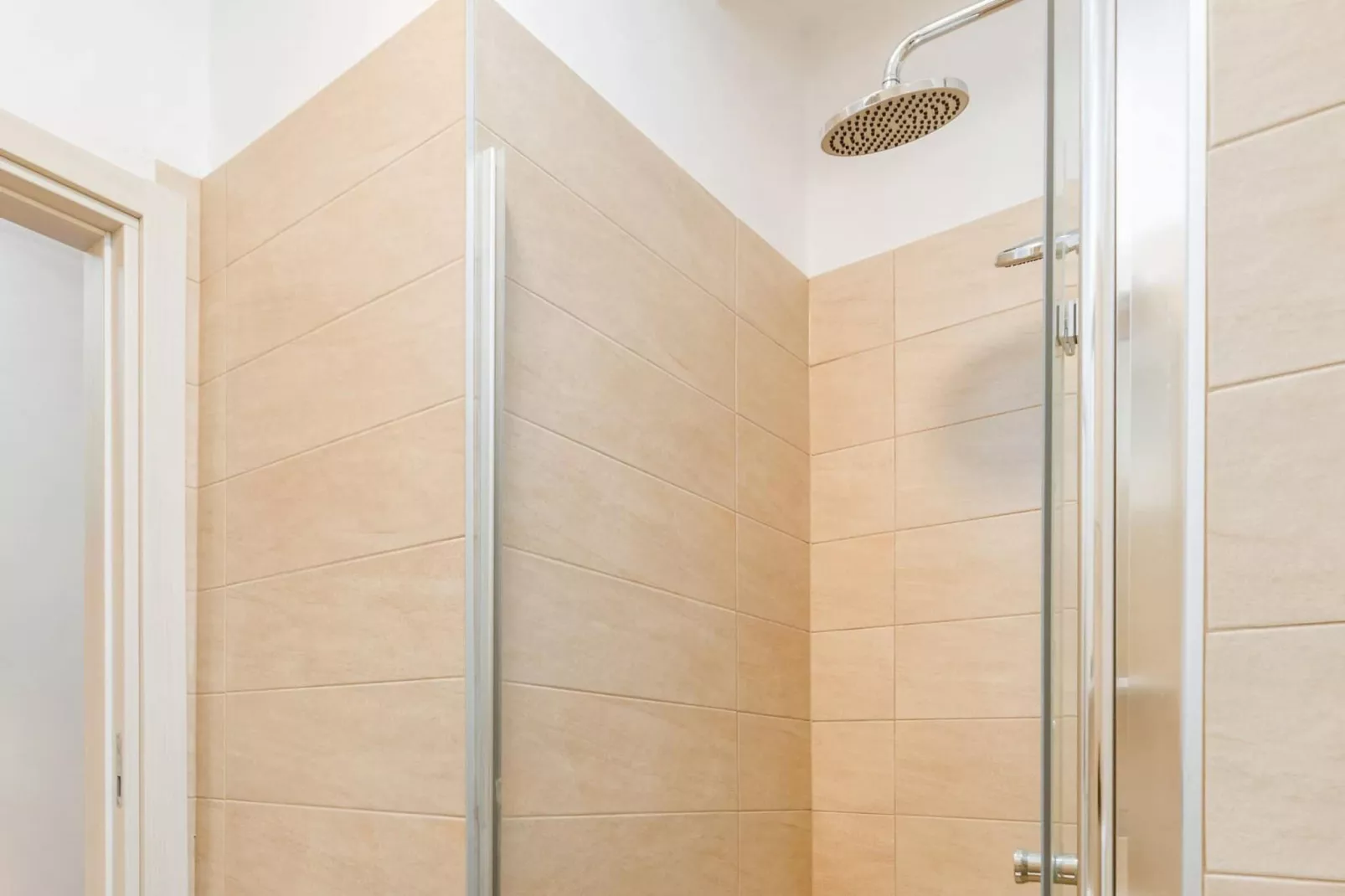 Lovely Apartment Marceta with Shared Pool (2)-Badkamer