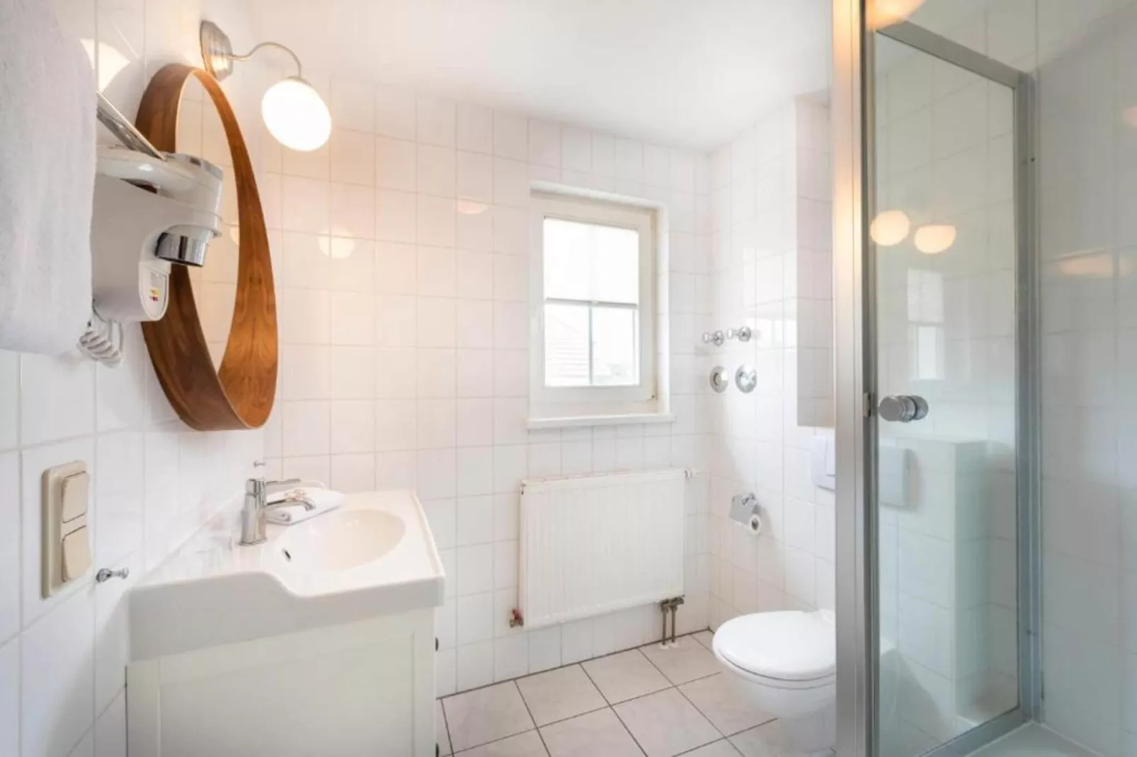 Rugen 1 Bedroom Apartment-Badkamer