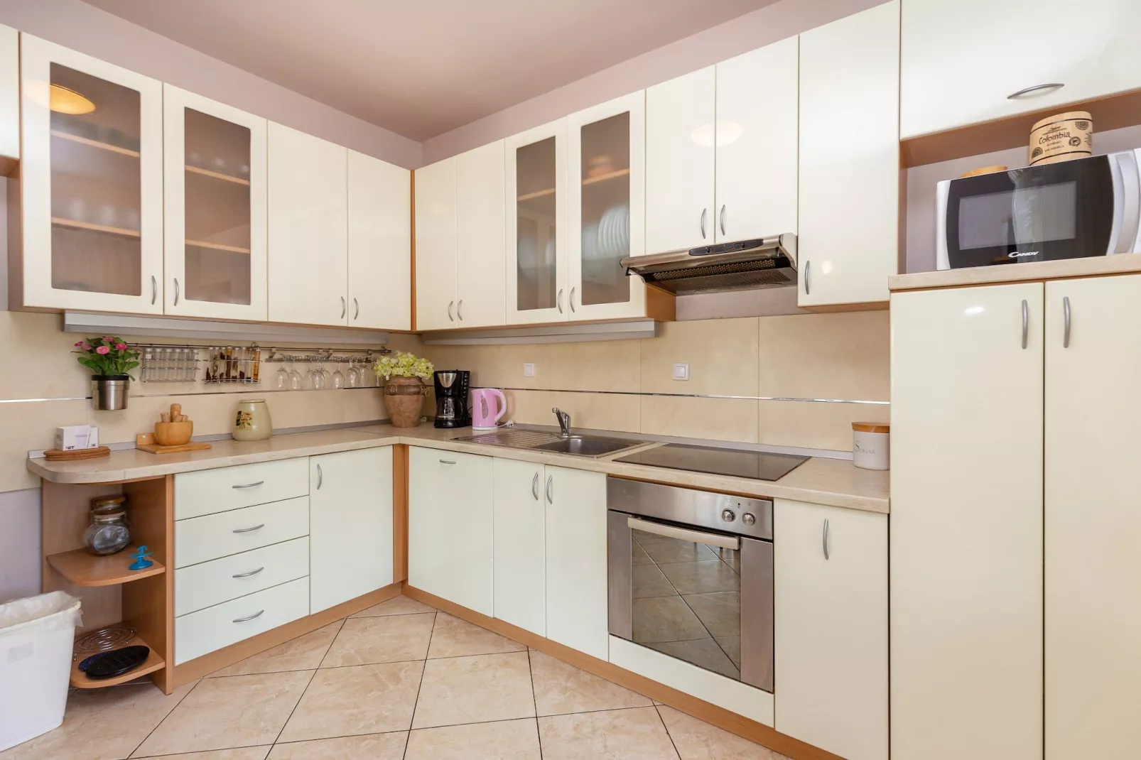 Holiday Home Trojković- Four Bedroom Holiday Home with Terrace and Swimming Pool-Keuken