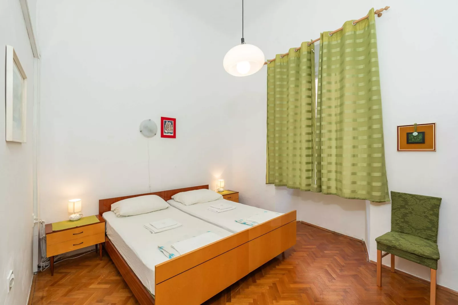 Two Stars Two Beds Downtown Apartment - One-Bedroom Apartment