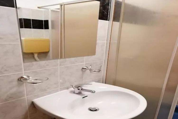 House Panorama - One Bedroom Apartment with Balcony and Sea View (Panoramahaus)-Badkamer